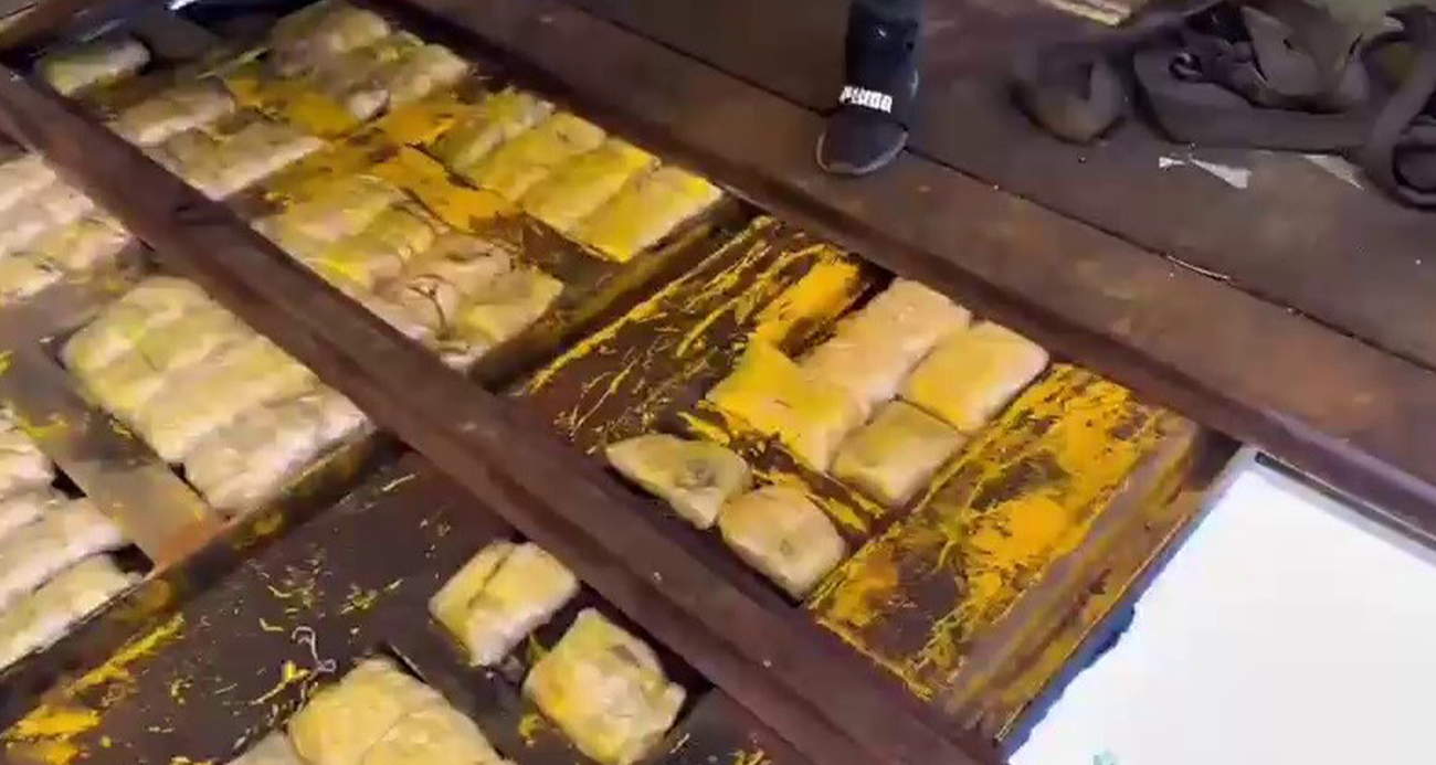 Tırın tabanına binlerce uyuşturucu hap sakladılar