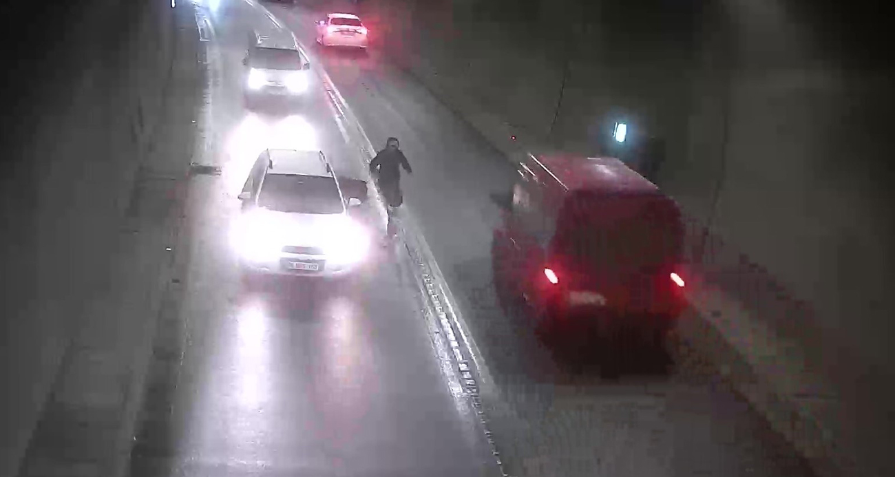 Amasya’da tünelde seyir halindeyken bir anda duran otomobile motosiklet çarptı. O anlar kameraya yansıdı.