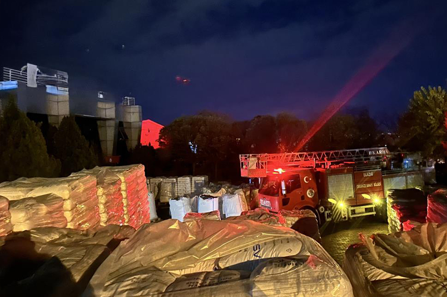 Yalıtım fabrikasında yangın: 16 kişi dumandan etkilendi