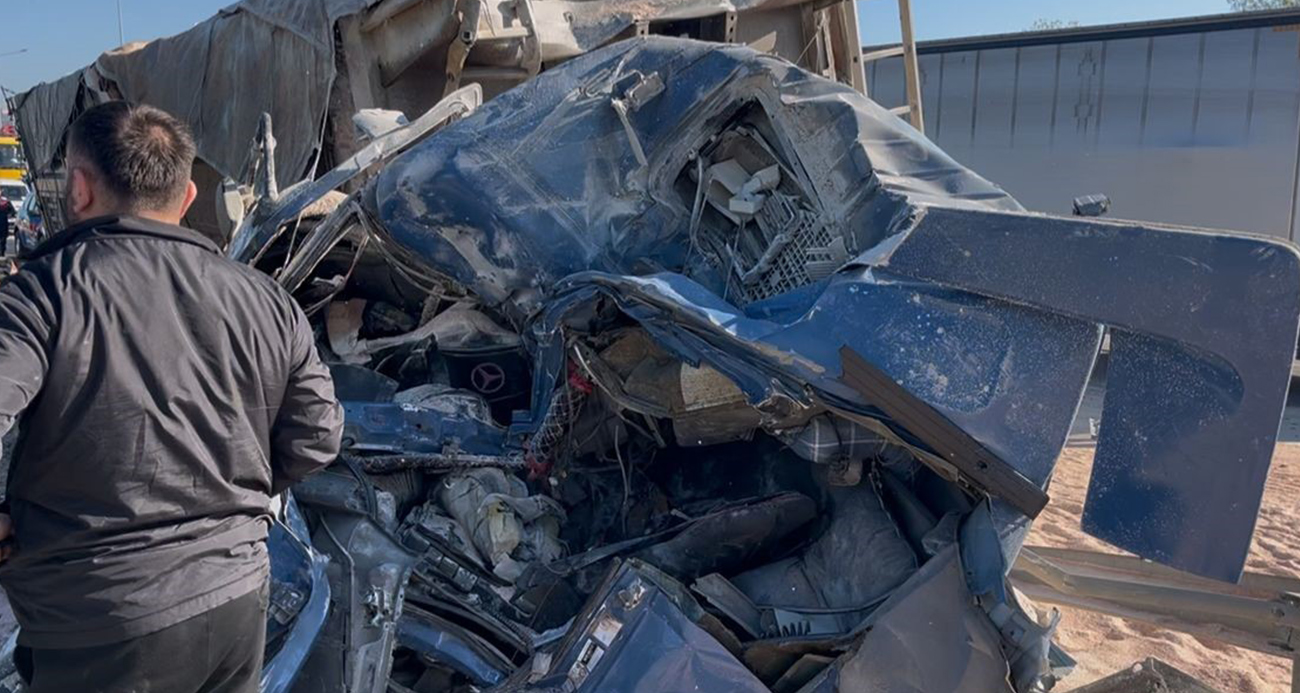 Bariyerlere saplanıp demir yığınına dönen kamyon kabininde can pazarı