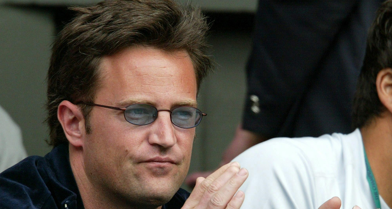 Friends dizisinin yıldızı Matthew Perry’nin ölümüyle suçlanan iki doktordan Mark Chavez, sahte yollarla temin ettiği ketamini başka bir doktora sattığı suçlamasıyla 8 ay ev hapsi, 3 yıl denetimli serbestlik ve 300 saat toplum hizmeti cezasına çarptırıldı.