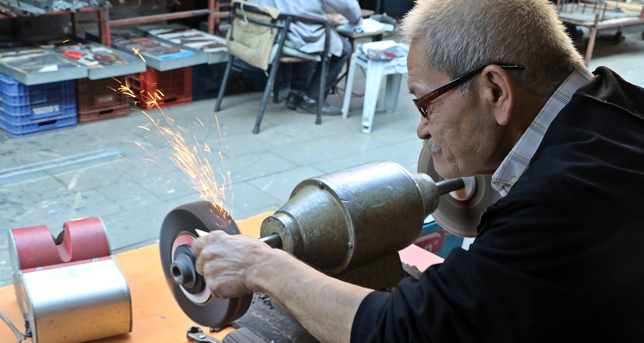 Antalya’da bıçak bileme ustası mesleğini yaşatıyor, 50-60 bin liraya çırak bulamıyor