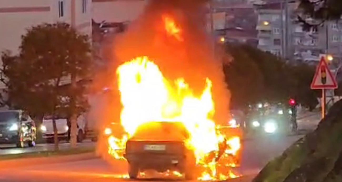 Şişli'de otomobilin yayaların arasına daldığı anlar kamerada