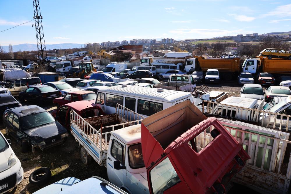 Elazığ’da yediemin otoparkında yosun tutan araçlar: 500 milyon TL’lik servet çürüyor