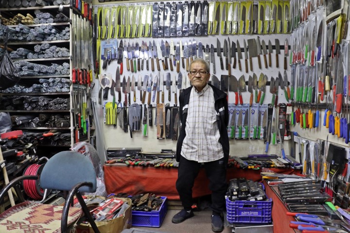 Antalya’da bıçak bileme ustası mesleğini yaşatıyor, 50-60 bin liraya çırak bulamıyor