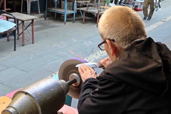 Antalya’da bıçak bileme ustası mesleğini yaşatıyor, 50-60 bin liraya çırak bulamıyor