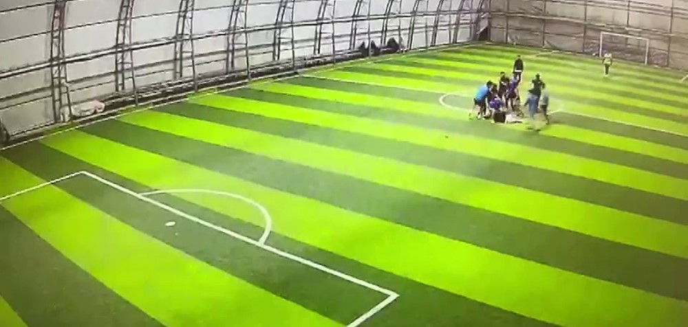 Halı sahadaki tekme tokatlı kavga kameraya yansıdı
