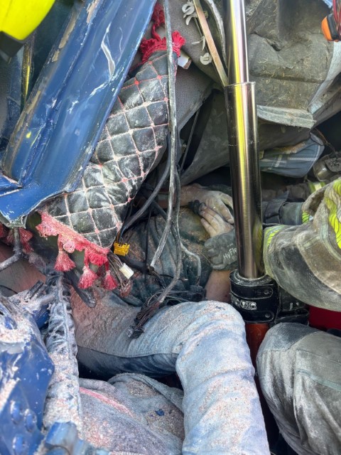 Bariyerlere saplanıp demir yığınına dönen kamyon kabininde can pazarı