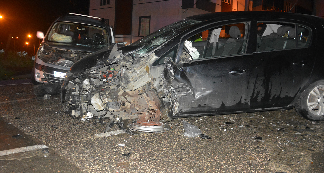 Şişli'de otomobilin yayaların arasına daldığı anlar kamerada