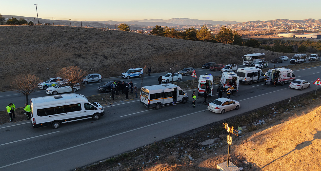 Kırıkkale’de 3 servis aracının karıştığı zincirleme trafik kazasında 10 işçi yaralandı.