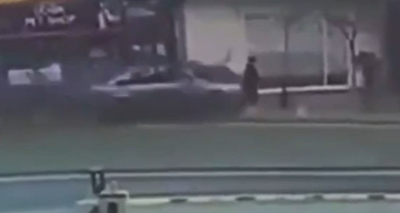 Şişli'de otomobilin yayaların arasına daldığı anlar kamerada