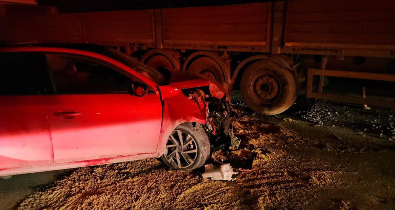 Kağıthane’de makas atan sürücü, park halindeki tıra çarptı: 2 yaralı