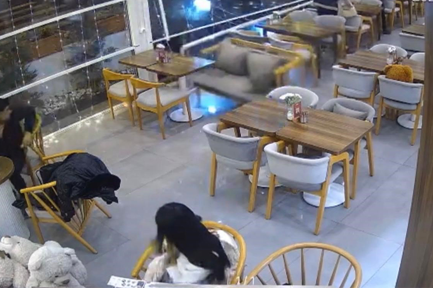 Kontrolden çıkan otomobil kafeteryaya girdi: Saniyelerle kurtuldular