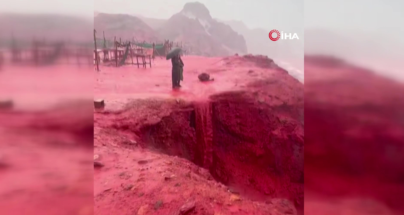 İran'ın güneyindeki Hürmüzgan eyaletinde bulunan Kızıl Sahil'de deniz suyu sabah saatlerinde etkili olan yağışın ardından kızıl renge döndü.