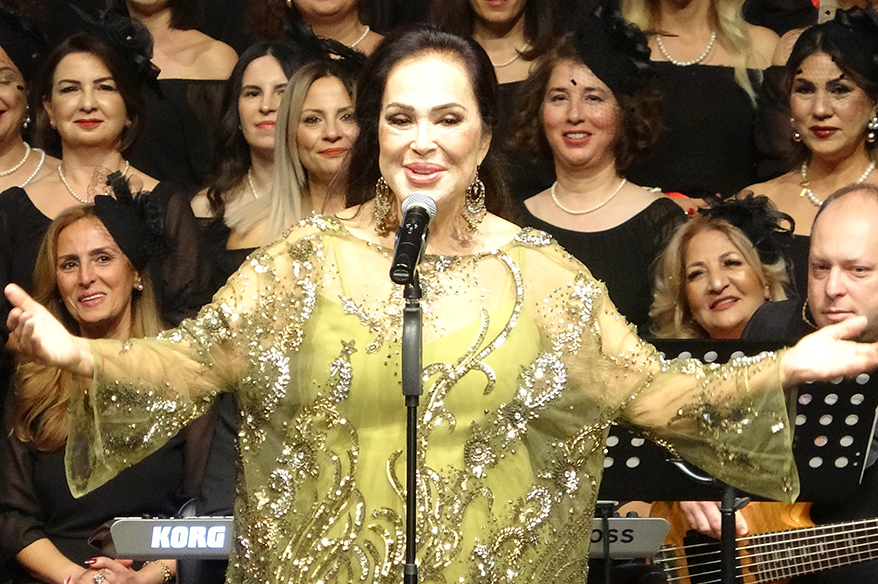 Türkan Şoray, ‘İyilik Korosu’ ile Mersin’de sanatseverlerle buluştu