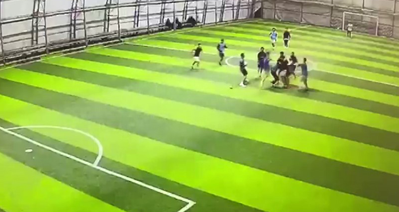 Halı sahadaki tekme tokatlı kavga kameraya yansıdı