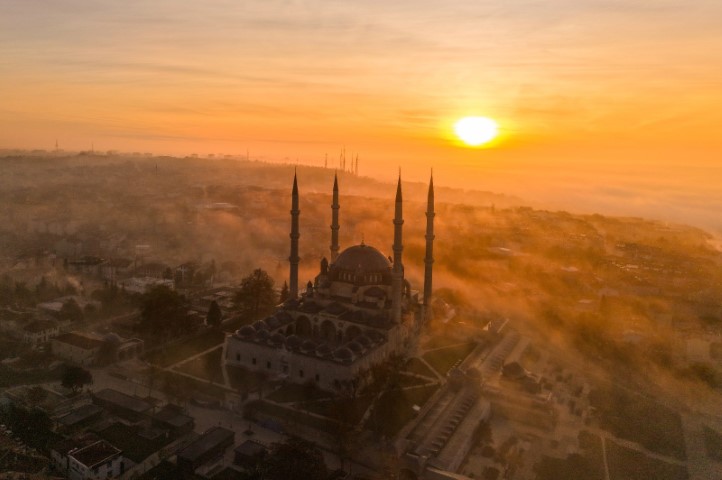 Selimiye Camii, sis ve güneşin ilk ışıklarıyla kartpostallık görüntü sundu