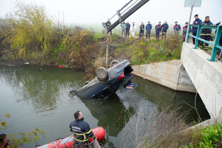 Kazada ölen arkadaşını araçta bırakıp kaçtılar