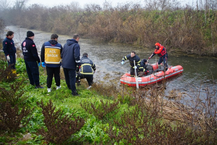 Kazada ölen arkadaşını araçta bırakıp kaçtılar