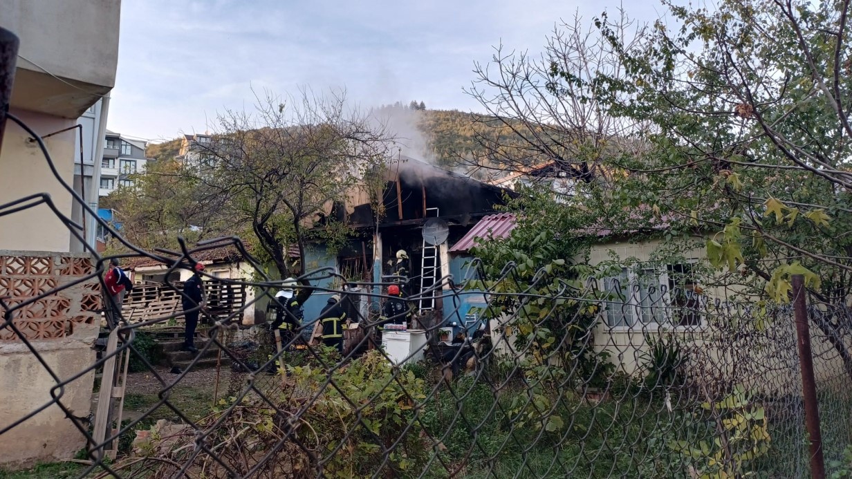 Çakmağı doldururken hem kendini hem de evi yaktı