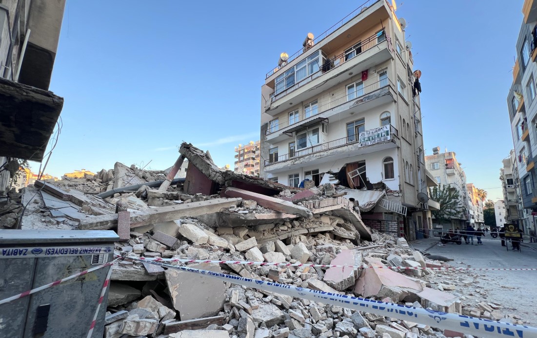 Bina yıkımı sırasında bitişik bina zarar gördü, facia ucuz atlatıldı