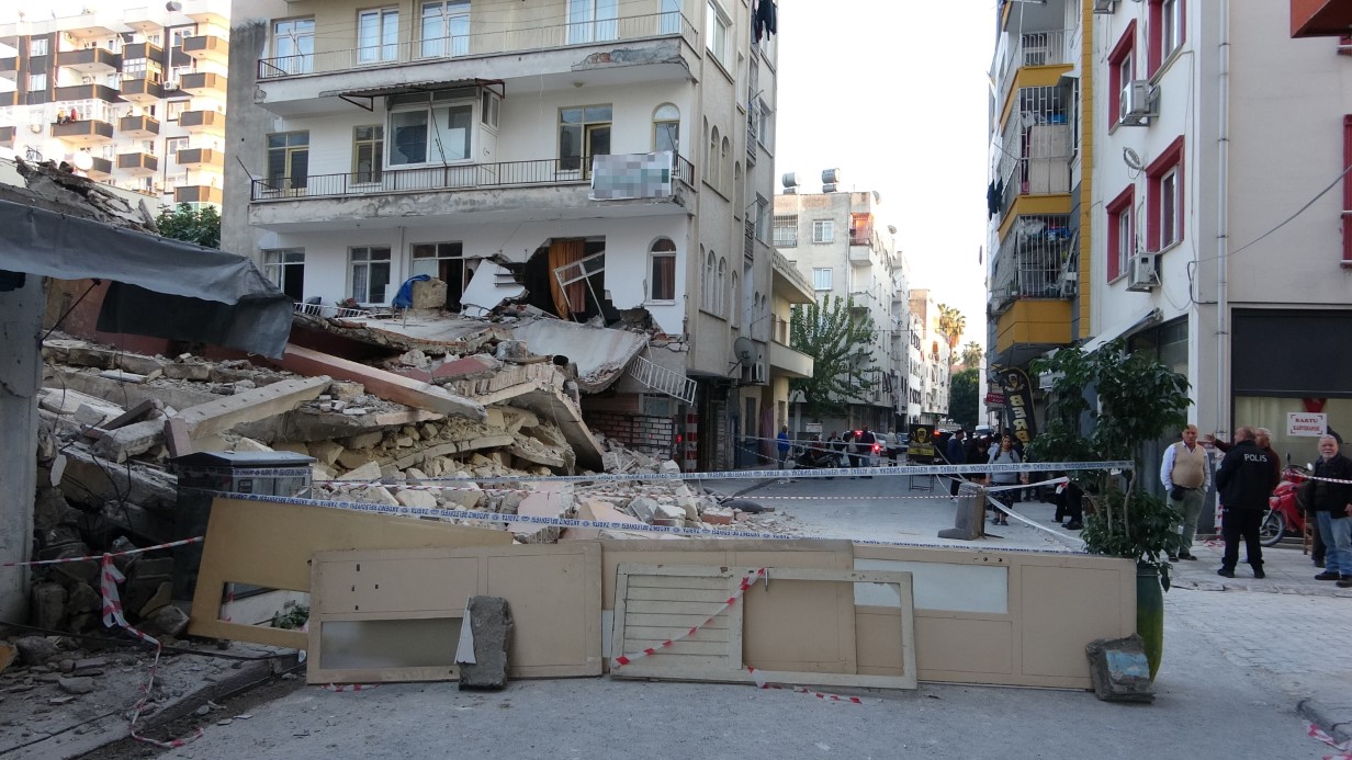 Bina yıkımı sırasında bitişik bina zarar gördü, facia ucuz atlatıldı