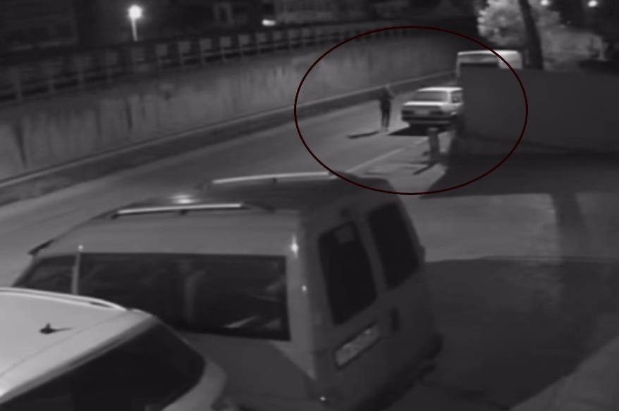 İterek çaldıkları otomobile "kontak" ararken yakalandılar