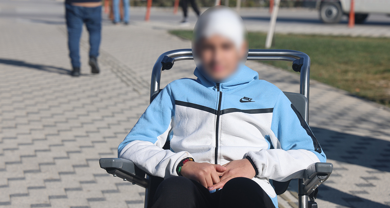 Konya’da futbol antrenmanı sonrası okul arkadaşının başına taşla vurduğu çocuğun kafatası parçalandı. Çocuğun kafatası titanyum parçaları ile yeniden oluşturulurken, olay sonrası 6 gün tutuklu kalıp tahliye olan çocuk sosyal medya hesabından "Baba tahliye" paylaşımı yaptı.