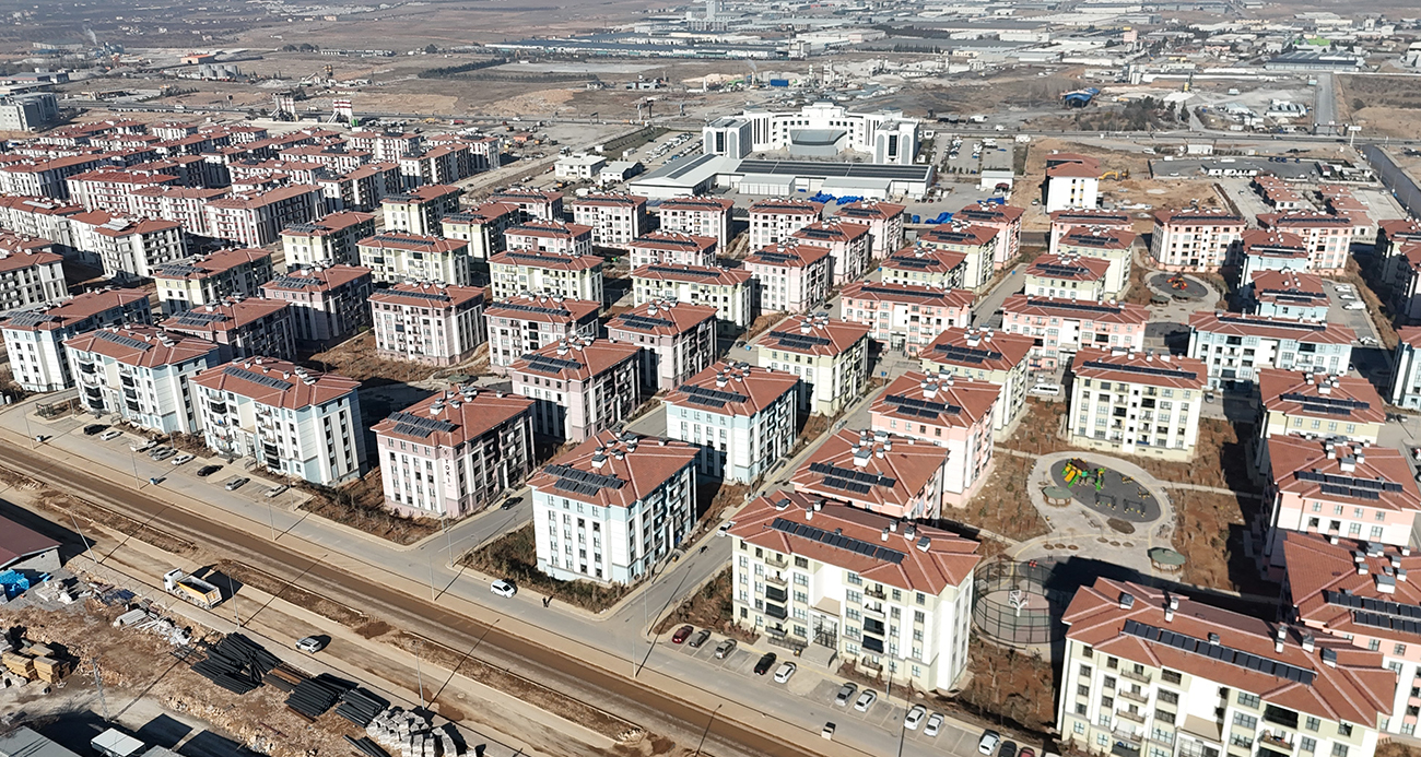 Kahramanmaraş merkezli depremlerin ardından Çevre, Şehircilik ve İklim Değişikliği Bakanlığı koordinesinde aralarında Malatya’nın da bulunduğu 11 ilde kalıcı konutların yapımı ve teslimatları aralıksız sürüyor. Malatya’nın Yeşilyurt ilçesine bağlı İkizce Mahallesi’nde kurulan TOKİ şantiyesi ise Türkiye’nin en büyük şantiyesi olma özelliğini taşıyor.