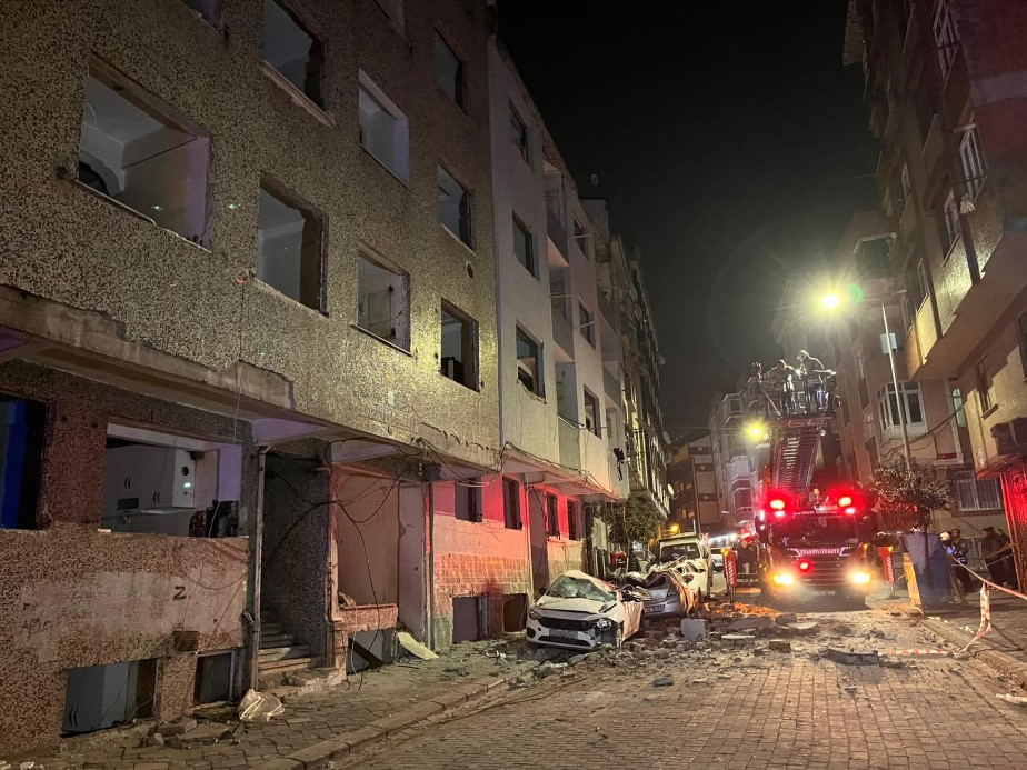 Zeytinburnu’nda binanın çatısından kopan parçalar araçları hurdaya çevirdi