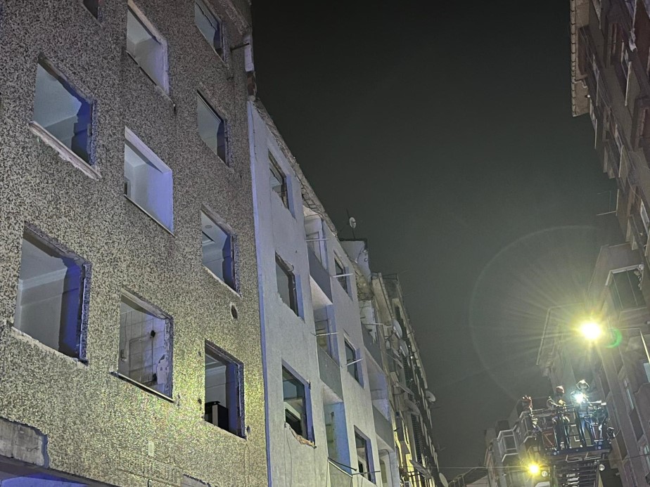 Zeytinburnu’nda binanın çatısından kopan parçalar araçları hurdaya çevirdi