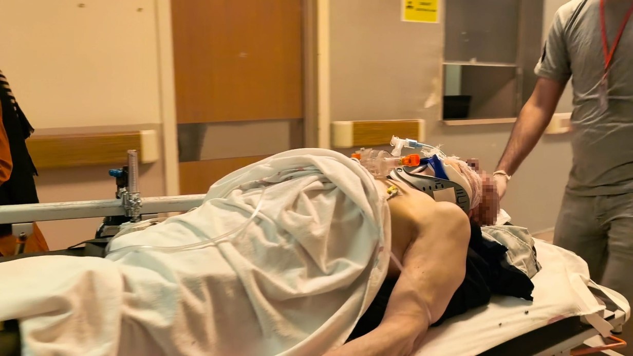 Merdiven boşluğuna düşen yaşlı adam ağır yaralandı