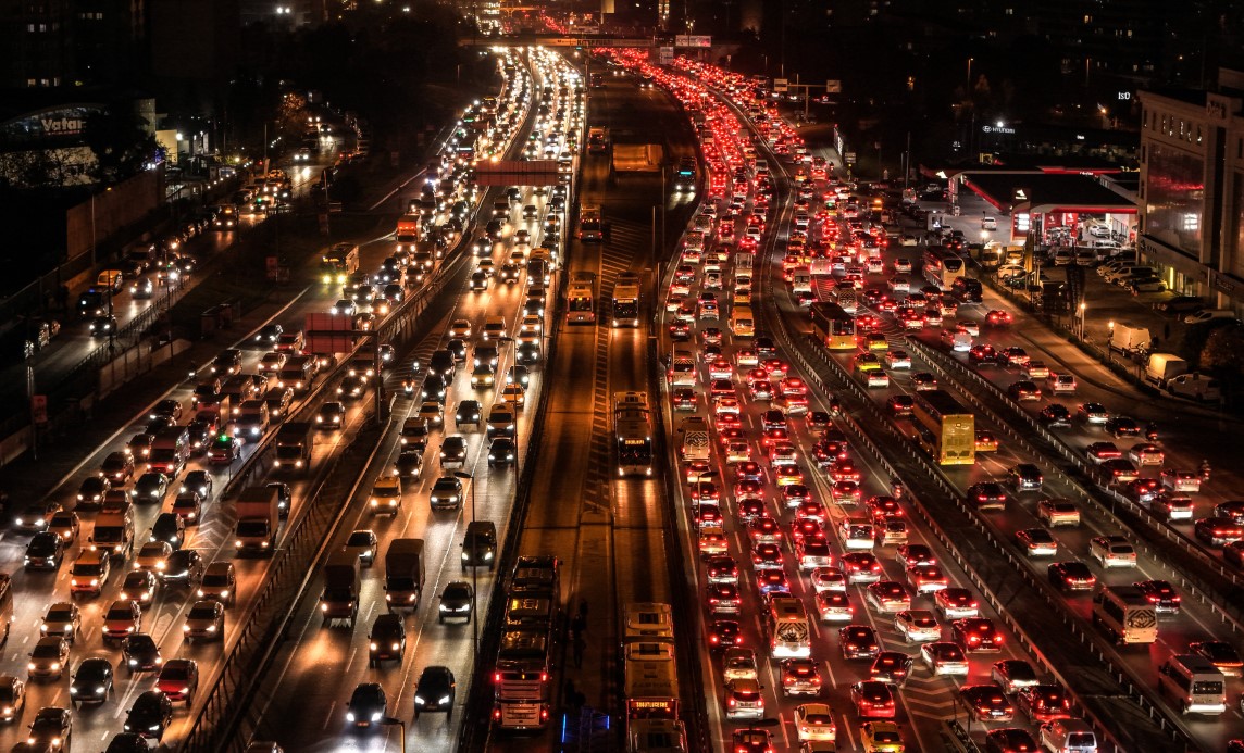 İstanbul’da cuma günü iş çıkış saatinde trafik yoğunluğu havadan görüntülendi. Yoğunluk son 3 gündür yüzde 80’in altına inmedi.