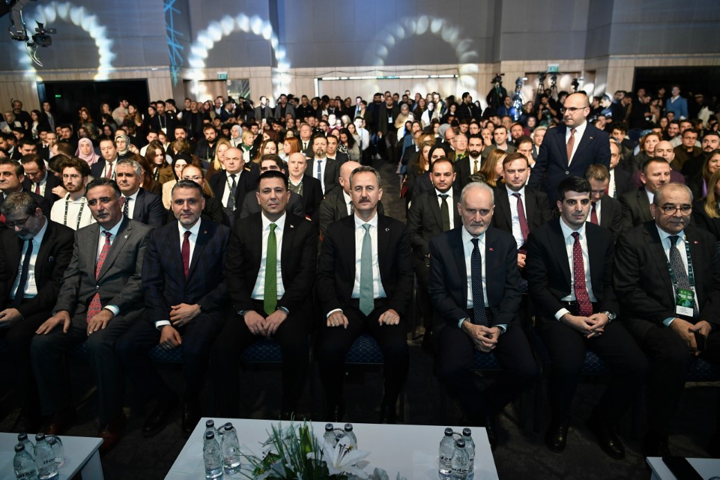 Teknopark İstanbul HASAT 2025 etkinliğinde konuşan Savunma Sanayii Başkanı Haluk Görgün, "Bugün Türkiye, geliştirdiği teknolojilerle 185 ülkeye savunma sanayi ihracatı gerçekleştiriyor. Savunma sanayii, ihracatı yapan ülkeler için de eriştiğimiz rakamlarla ilk 10’u zorluyoruz. İhracat rakamımız bugün 8,6 milyar dolar oldu. Her gün rekor kırıyoruz. Avrupa’da Aselsan’ımız 400 milyon doların üzerinde bir Elektronik Harp Projesi Sözleşmesi imzaladı" dedi.