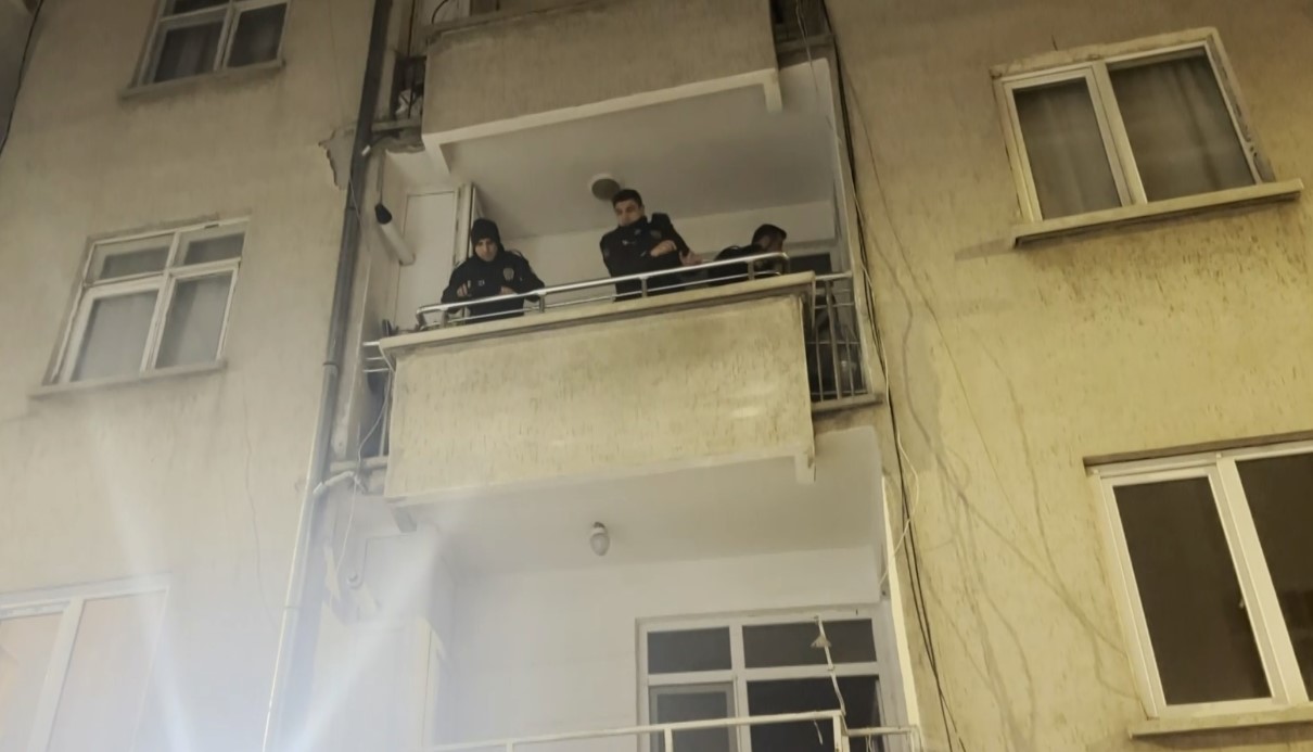 Üçüncü kattan ikinci katın balkonuna düşen çocuk ağır yaralandı