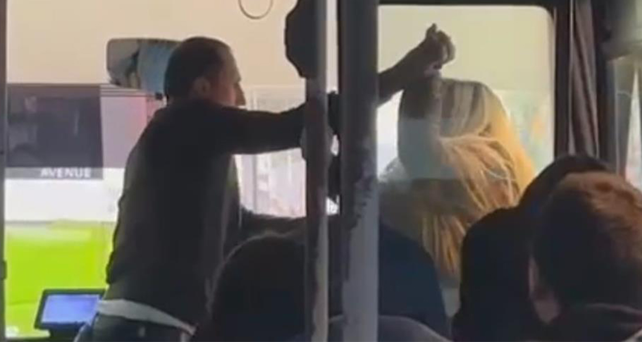 Adana'da halk otobüsü şoförü ile motosiklet sürücüsü kadın arasında yaşanan kavganın perde arkası ortaya çıktı. Yolcu almak için durakta bekleyen otobüs nedeniyle başlayan tartışmanın kısa sürede küfürleşmeye ve kavgaya dönüştüğü belirlendi. Gözaltına alınan otobüs sürücüsü adliyeye sevk edildi.