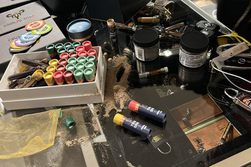 Uyuşturucu soruşturmasında Ezgi Eyüboğlu’nun da aralarında bulunduğu 8 şüpheli gözaltına alındı