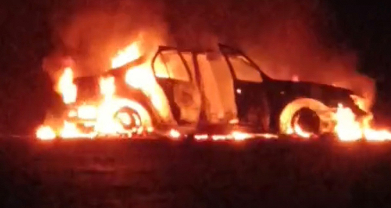 Seyir halindeki otomobil yanarak kullanılamaz hale geldi