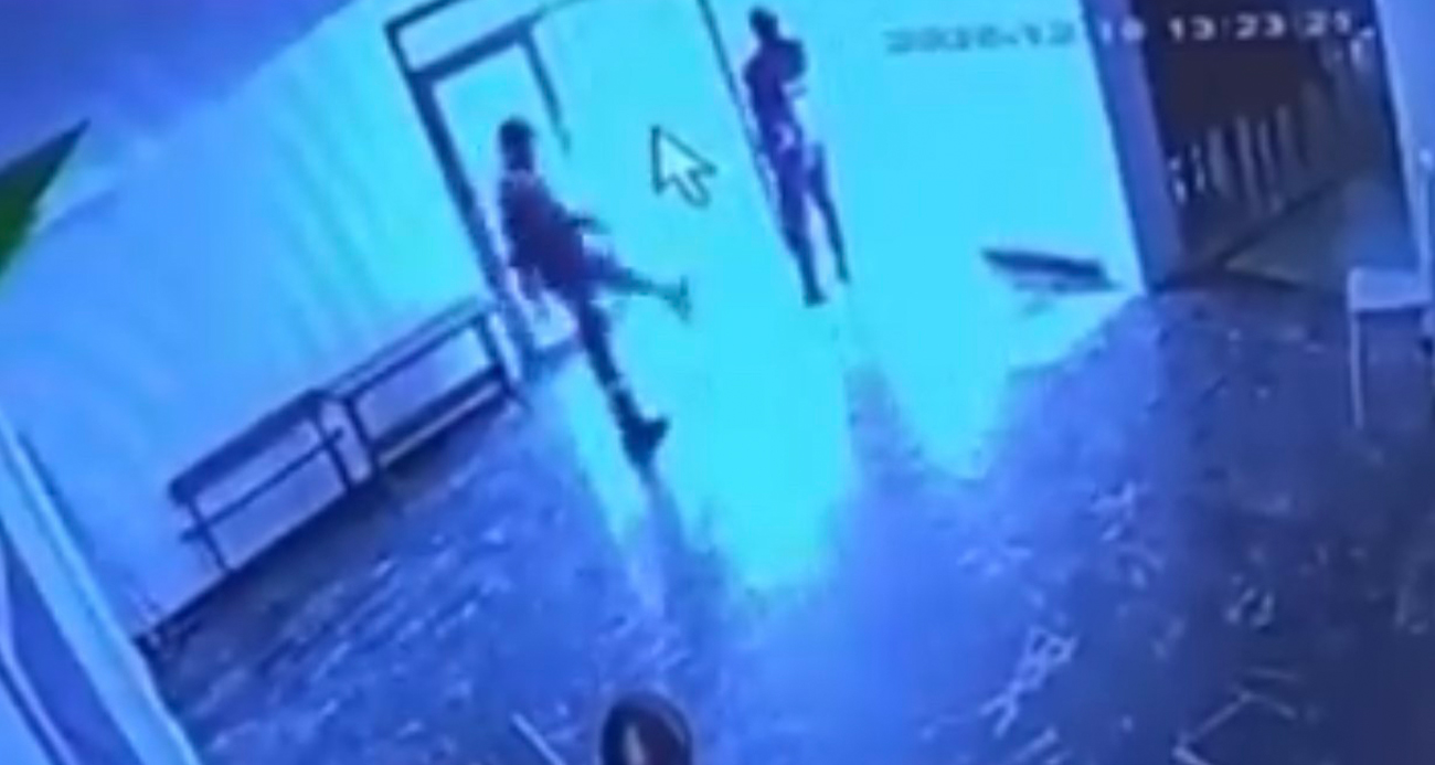 Kediye tekme attı, o anlar kameraya yansıdı