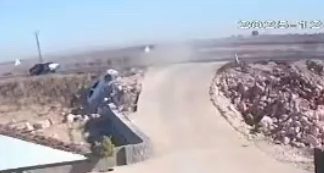 Şanlıurfa’nın Bozova ilçesinde iki otomobilin çarpışması sonucu 5 kişinin yaralandığı kaza anı güvenlik kamerasına yansıdı.