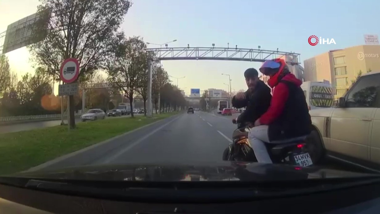 Bakırköy’de korna çalan sürücüyle kavga eden motosikletli kamerada