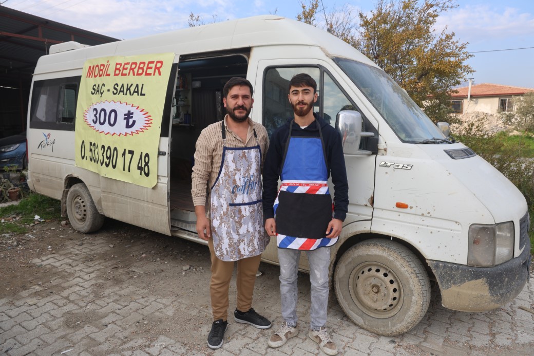 İlk kez görenleri şaşırtan mobil berber, bir ‘Alo’ ile müşterilerinin ayağına giderek VİP hizmet veriyor