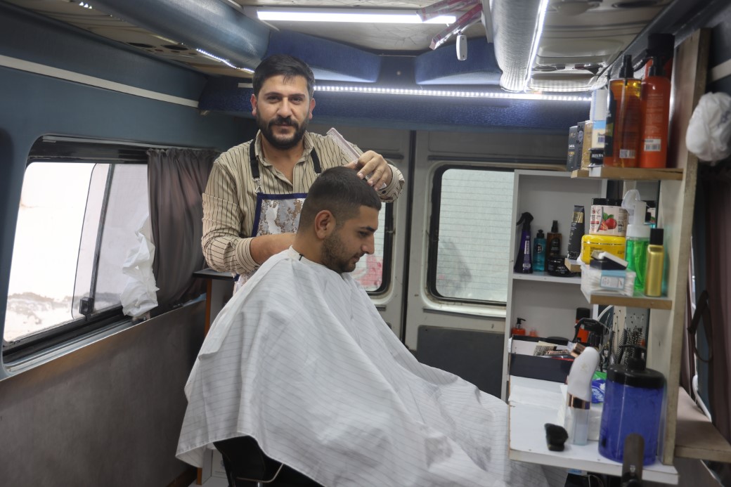 İlk kez görenleri şaşırtan mobil berber, bir ‘Alo’ ile müşterilerinin ayağına giderek VİP hizmet veriyor