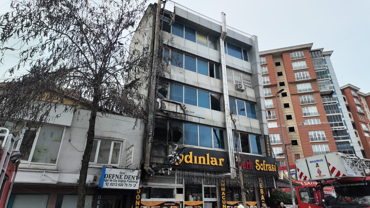 Esenyurt’ta iş hanında korkutan yangın