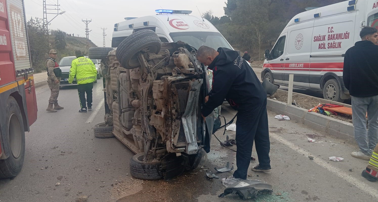 Hatay’da takla atan otomobil yan yattı: 5 yaralı