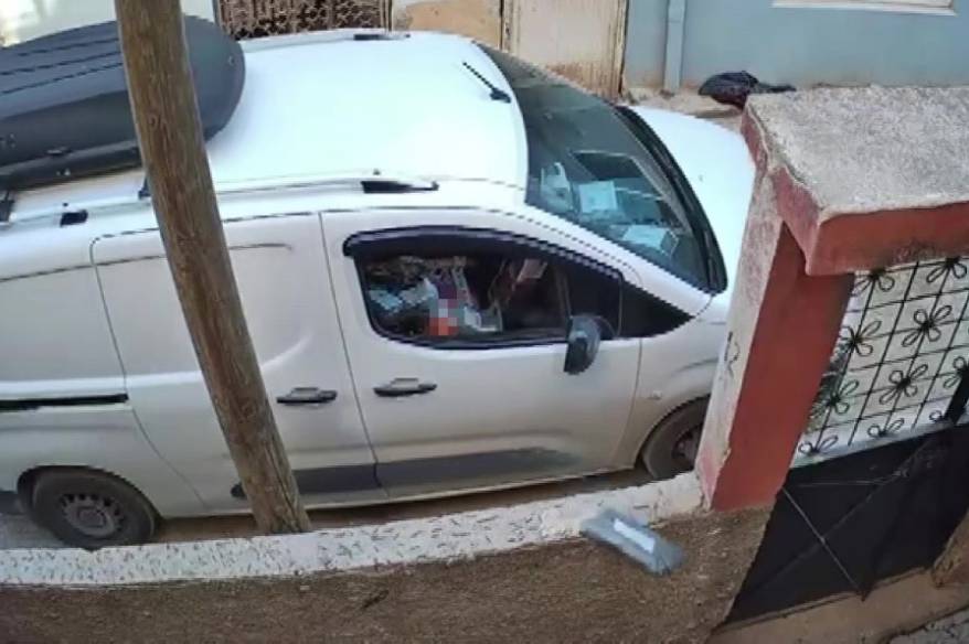 Kargoyu aracından inmeden bahçeye fırlattı, görüntüler viral oldu