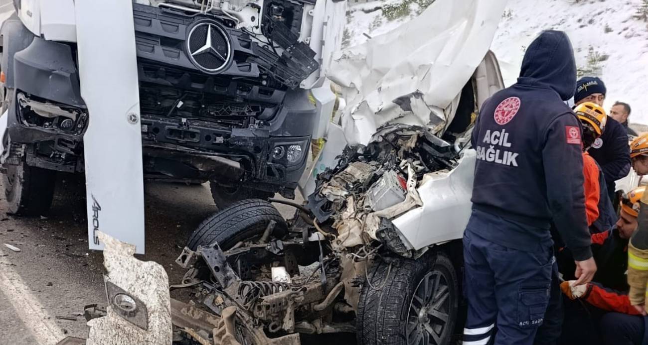 Tokat’ta kamyonet ile tır çarpıştı: 1 ölü, 2 yaralı - ASAYİŞ