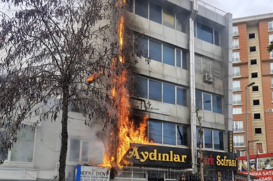 Esenyurt’ta iş hanında korkutan yangın