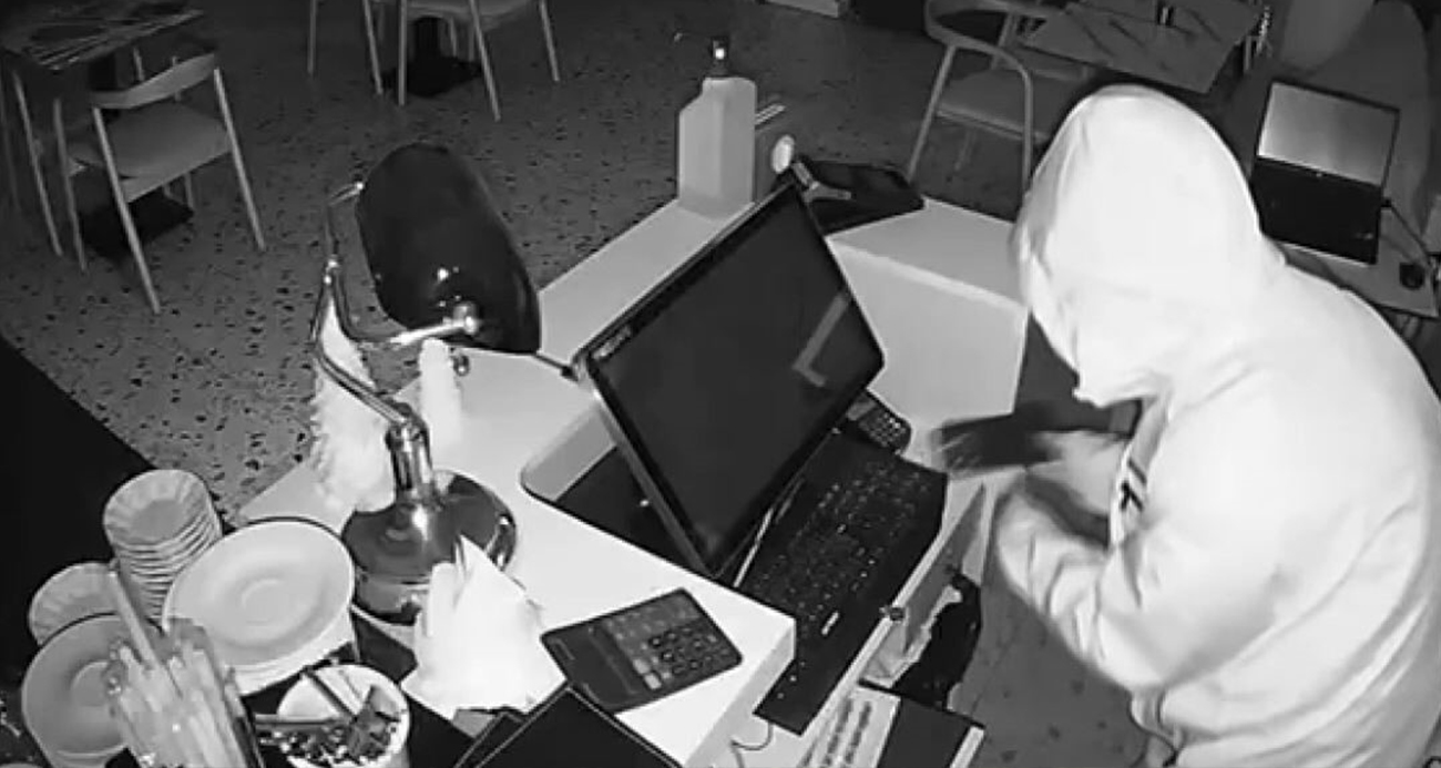 Beylikdüzü’nde 3 işyerinden toplam  51 bin 500 TL çalan hırsızlar kamerada