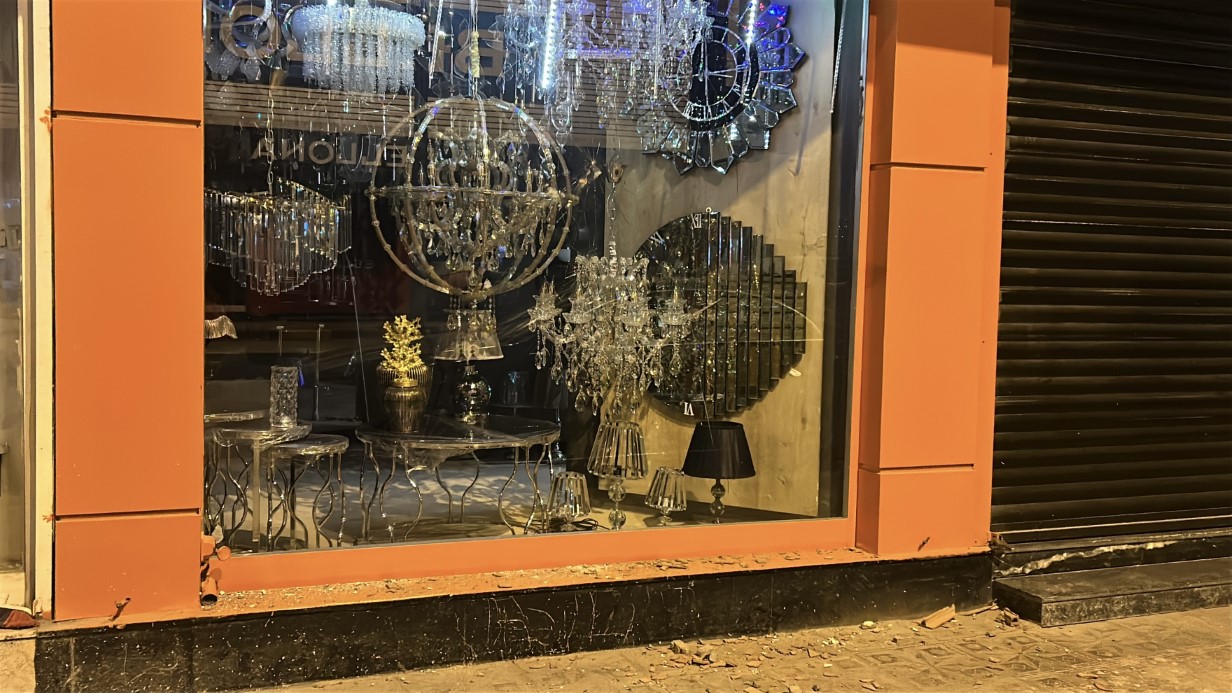 Hatay’da 6 araç ve 4 iş yerinin camlarını taşla kırdılar